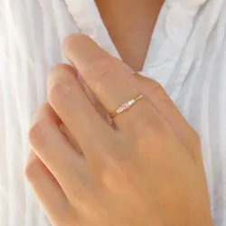smal rosa zirkon ring i 9 karat gull