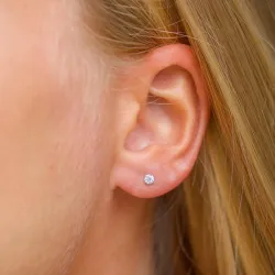 3 mm øredobber i 14 karat hvitt gull med zirkoner
