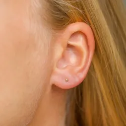 2 mm kule ørestikker i 14 karat gull