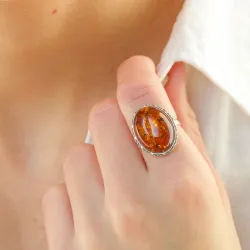 Oval rav ring i oksidert sterlingsølv