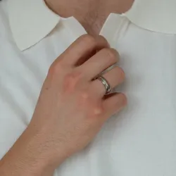 Ring i titanium og sølv