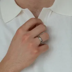 ring i titanium og sølv