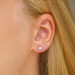 4 mm zirkon ørestikker i 9 karat gull med zirkon