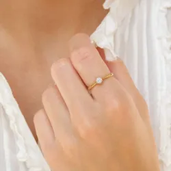 smal solitairering i 8 karat - Gold Collection