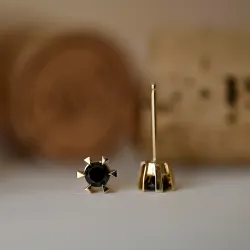 2 x 0,21 ct svart solitaireørepynt i 14 karat gull med svart diamant 