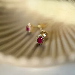 rubin rosettørepynt i 14 karat gull med diamant og rubin 