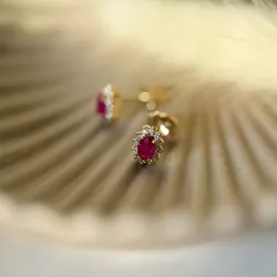 rubin rosettørepynt i 14 karat gull med diamant og rubin 