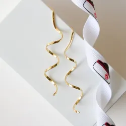 Støvring Design lange øredobber i forgylt sølv