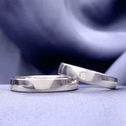 6 og 4 mm gifteringer i 9 karat hvitt gull 0,03 ct - par