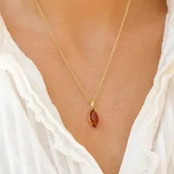 ovalt rav anheng i forgylt sølv