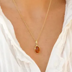 ovalt rav anheng i forgylt sølv