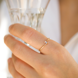 topas ring i 9 karat gull 0,02 ct