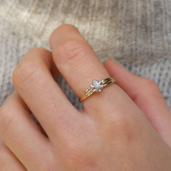 blomst diamant ring i 9 karat gull og hvitt gull 0,08 ct