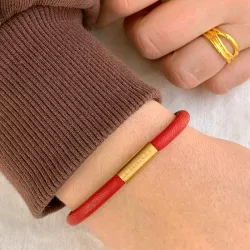 Flat rød magnetarmbånd i lær med forgylt stållås  x 6 mm