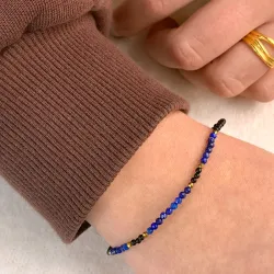 svart armbånd med onyks og lapis og 6 hematite.