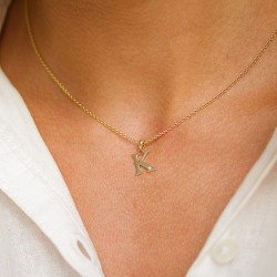 bokstav k diamant anheng i 9 karat gull 0,01 ct