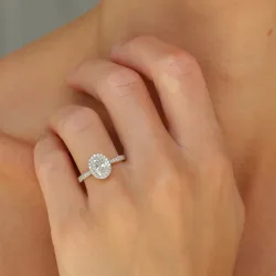oval lab grown diamant ring i 14 karat gull 1,0 ct 0,33 ct