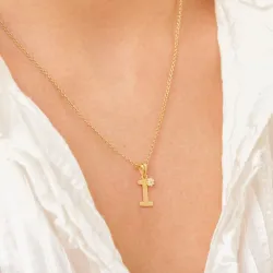 bokstav i anheng i forgylt sølv