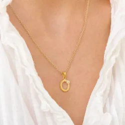 bokstav o anheng i forgylt sølv