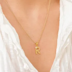 bokstav r anheng i forgylt sølv