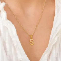 bokstav s anheng i forgylt sølv