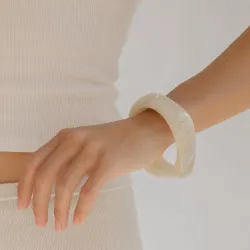 hvit bangle i resin - AURA