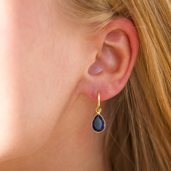 dråpe syntetisk blå safir øredobber i forgylt sølv - Loom Stones