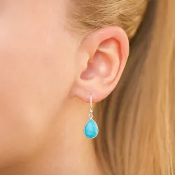 dråpe syntetisk turkis øredobber i sølv - Loom Stones