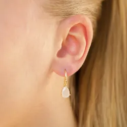 dråpe hvit månestein øredobber i forgylt sølv - Loom Stones