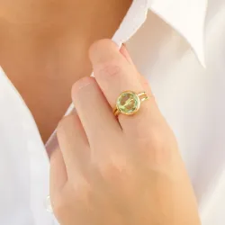 lysegrønn krystall ring i forgylt messing - Loom Stones