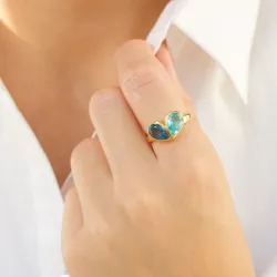 blå krystall ring i forgylt messing - Loom Stones