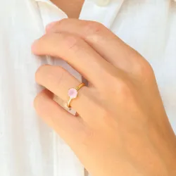rosa krystall ring i forgylt messing - Loom Stones