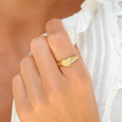 bokstav a zirkon ring i forgylt messing