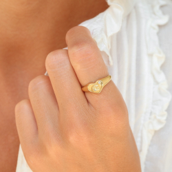 bokstav g ring i forgylt messing