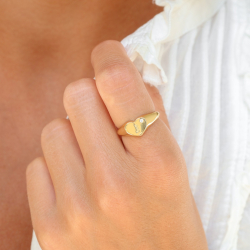 bokstav j zirkon ring i forgylt messing