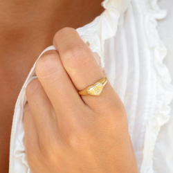 bokstav r zirkon ring i forgylt messing