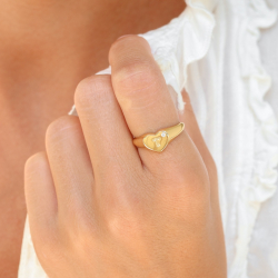 bokstav t zirkon ring i forgylt messing