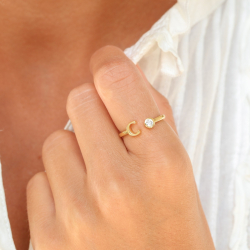 bokstav c zirkon ring i forgylt messing