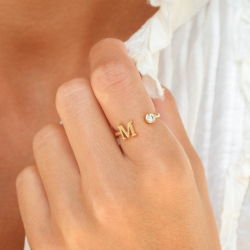 bokstav m zirkon ring i forgylt messing