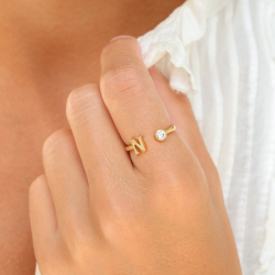 bokstav n zirkon ring i forgylt messing