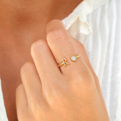 bokstav r zirkon ring i forgylt messing