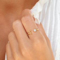 bokstav t zirkon ring i forgylt messing