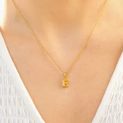 vanntett bokstav e halskjede i forgylt stål - OCEANA