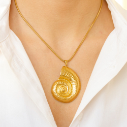 vanntett musling halskjede i forgylt stål - OCEANA