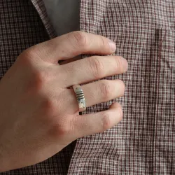 Herrering i oksidert sølv med 8 karat gull