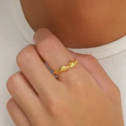 vridd ring i forgylt sølv